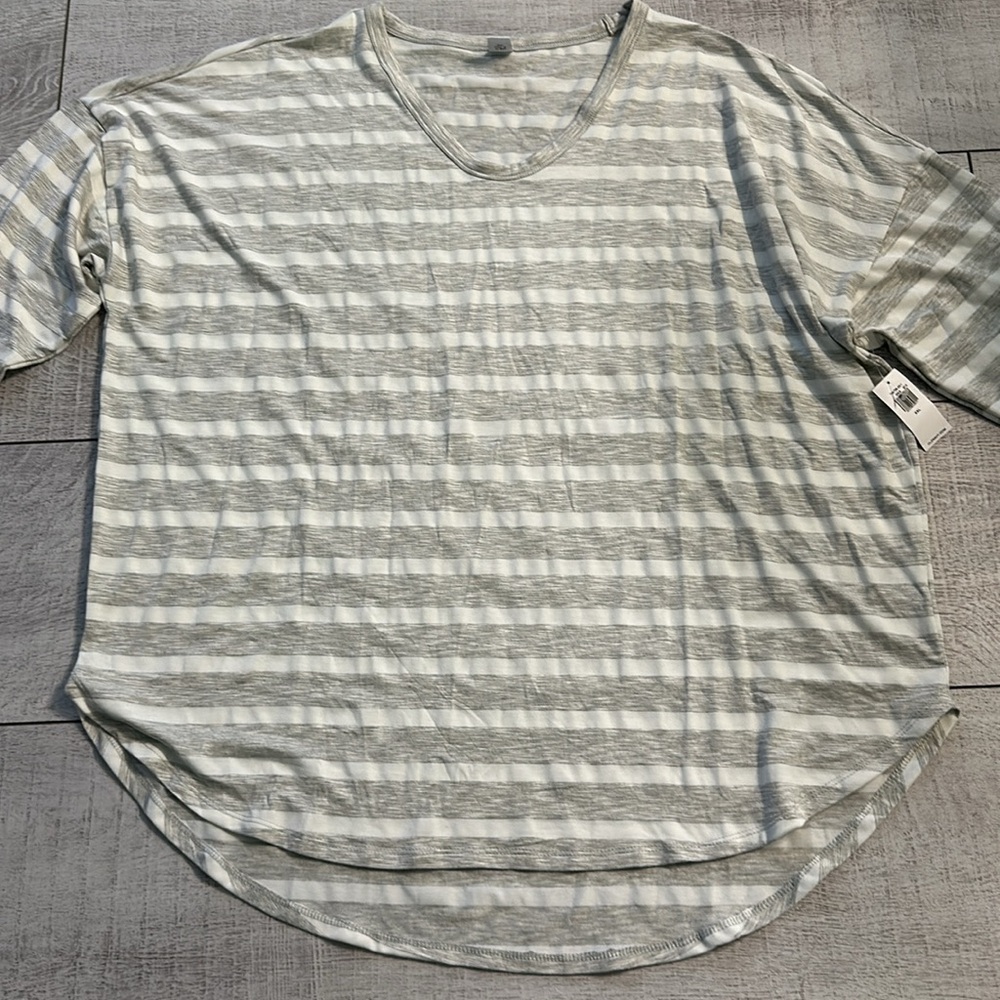 Old Navy Women's Grey and White Shirt